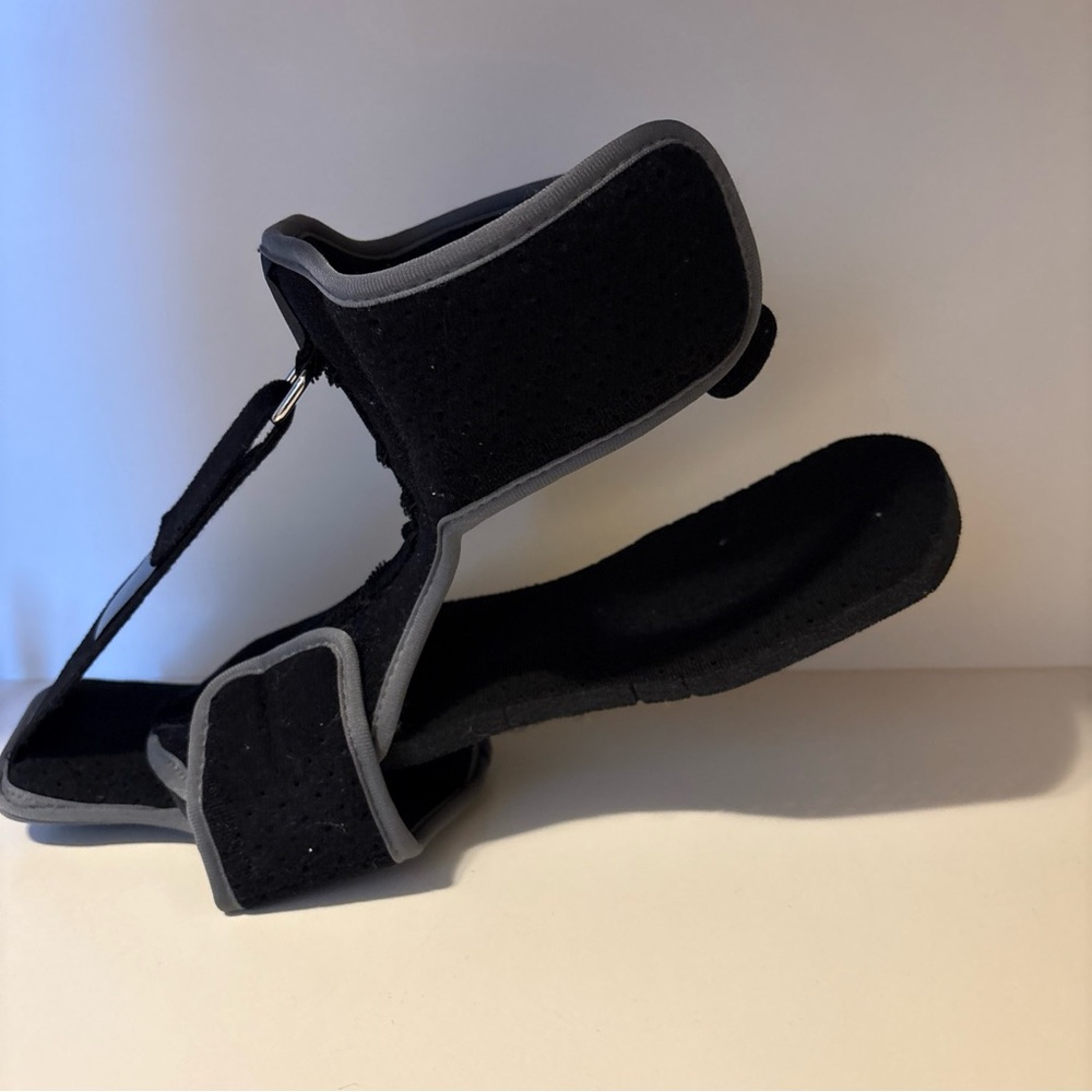 Runkelai Plantar Fasciitis Relief Brace Night Splint
In Good Condition! - Picture 2 of 6